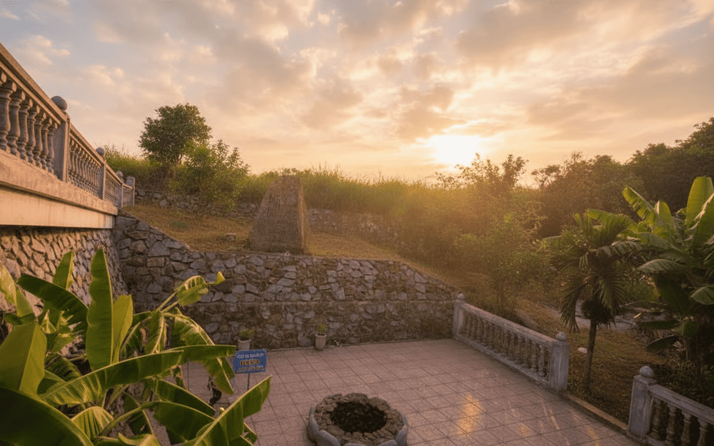 Bên cạnh chùa có ao sen, giếng ngọc, với dòng nước xanh mát.